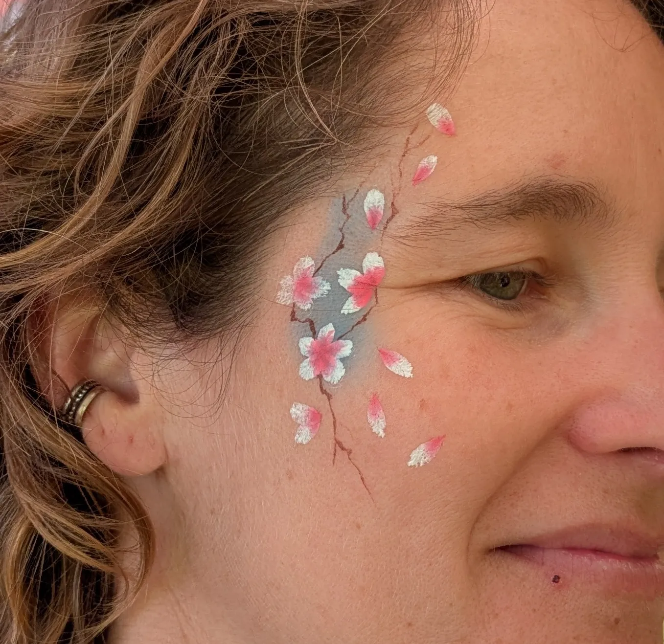 Maquillage artistique pastel et noir en arabesques autour de l&rsquo;&oelig;il